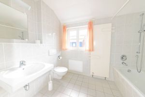 mit Fenster / Insektenschutzgitter und Handtuchtrocknerheizkörper.