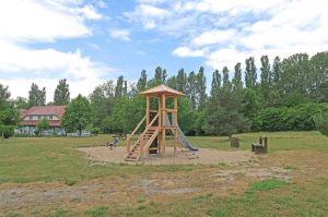 Die Spielplätze sind liebevoll angelegt und so platziert, dass Sie auf der Terrasse Ihre wohlverdiente Ruhe genießen können.