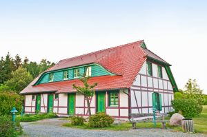 Unsere Ostseeschwalbe liegt in diesem schönen Fachwerkhaus direkt am Küstenschutzwald, nur 300 m vom feinen und kilometerlangen Sandstrand entfernt.