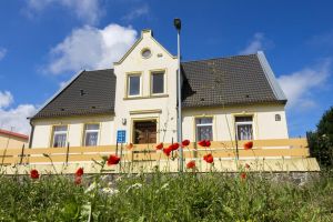 liegt direkt am Nationalparkt mit seiner kilometerlangen Kreidefelsenküste.