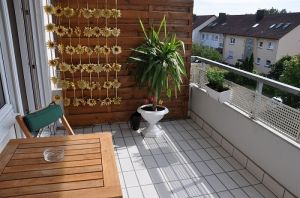 keine Einsicht, Tisch, Stühle,Hausrückseite