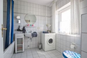 Badezimmer mit Vollbad, mit freiem Blick über Land