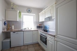 Wie zu Hause. Alles vorhanden, genug Geschirr, Töpfe etc.. Geschirrspüler, Herd mit Ceranfeld, Microwelle usw..