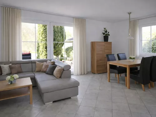 Wohnzimmer mit Schlafsofa