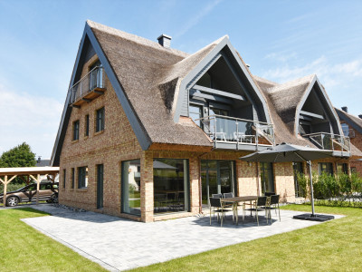 Ferienhaus in Mönchgut: exklusive Reetdach Villa nur 500 Meter bis zum Strand für 6+2 Personen