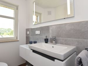 Bad 3 mit direktem Zugang vom Schlafimmer 2