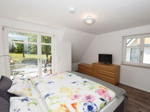 Schlafzimmer 2 im OG mit Boxspringbett - Fernseher und Balkon
