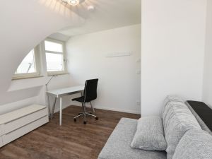 Schlafzimmer 4 mit Boxspringcouch als Aufbettung im OGfür 2 Personen