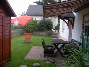 Freisitz Der Freisitz hat nun auch ein Markise und so können unsere Gäste auch bei Regen die frische Luft genießen