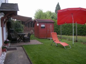 Garten Der eingezäunte Freisitz bietet auch für die Vierbeiner ausrechend Platz zum Spielen und Relaxen