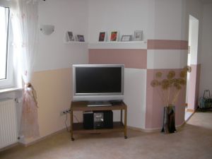 Wohnzimmer Ein großer Flachbild TV und eine neue Stereo-Anlage befinden im Wohnzimmer