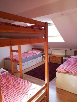 Einzelbetten im 2. Schlafzimmer 2 Einzelbetten
1 Etagenbett
unteres Bett kann zur Bank umgklappt werden