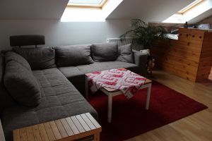 Sofa Ecke, Schlafsofa Sofaecke mit Tisch, rechts sieht man ein Stück von der Küche.