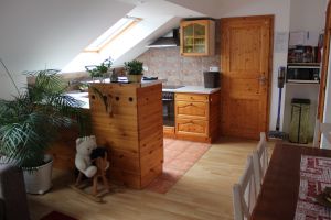 Wohnküche Haus Maria Blick vom Eingang aus zur Küche, rechts Sitzecke zum Essen, geradeaus ist das Bad.