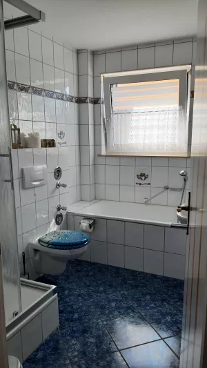 im Bad befinden sich Dusche, Badewanne, Waschbecken und der neuzeitliche Donnerbalken. Hand- und Duschtücher sind inkl.