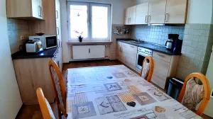 in der Küche ist alles vorhanden. vom Geschirr über Geschirrspülmaschine, Kaffeemaschine und Toaster und vieles mehr....