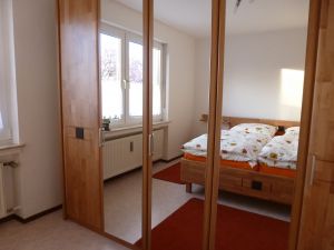 komplett ausgestattet mit großem Schrank, Sideboard, Radiowecker, Bettwäsche