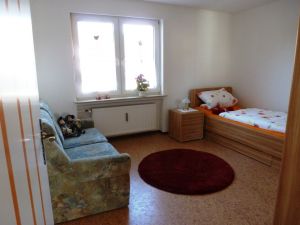 Schlafzimmer 2 das zweite Schafzimmer ist ausgestattet mit Einzelbett, einer Schlafcouch sowie Kleiderschrank. Die Bettwäsche ist inkl.