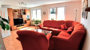 Wohnzimmer mit Kabel-TV, Stereoanlage und schönem Ausblick