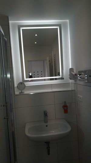 Badezimmer mit Fön, Kosmetiktuchspender, Kosmetikspiegel, Handtuchheizkörper