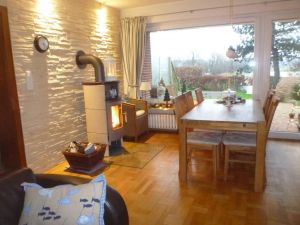 Der dänische Ofen sorgt für wohlige Wärme und Gemütlichkeit, ob zum Frühstück oder gemeinsamen Spieleabend.