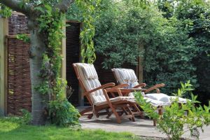 Nach einem langen Spaziergang laden zwei Liegestühle zum Entspannen ein.