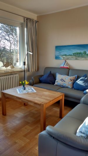 Zwei gemütliche Ledersofas bieten einen schönen Blick durchs Panoramafenster auf den eigenen Garten und umliegende Felder. Individuelle Lichtquellen können nach Anlass und Stimmung ausgewählt werden.Ein großer Flachbildfernseher ermöglicht den Blick in die weite Welt.