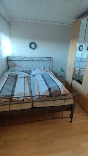 klein, aber für 2 Personen und Babybett ausreichend