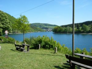 Wanderwege laden zu einem Spaziergang rund um den Diemelsee ein.