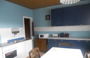 Volleingerichtete Küche mit 
Eßtisch