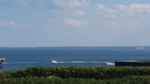 Hier sehen Sie eine Teilaussicht auf das Meer. Habe leider keine Panoramakamera, dann könnte ich den ganzen Blick aufnehmen. Aber das können Sie ja dann in Natura tun, wenn Sie hier sind! ;-)