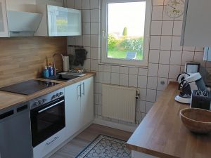 Die Küche ich ausgestattet mit Kühlschrank, kleinem Gefrierschrank, Geschirrspüler, Kaffeemaschine, Wasserkocher, Toaster, Mikrowelle, Waschmaschine .... und was man halt so alles in der Küche braucht.