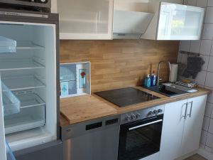 Die Küche ich ausgestattet mit Kühlschrank, kleinem Gefrierschrank, Geschirrspüler, Kaffeemaschine, Wasserkocher, Toaster, Mikrowelle, Waschmaschine .... und was man halt so alles in der Küche braucht.