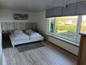 Hier das größte der 3 Schlafzimmer mit 180 cm Meter breitem Bett. Zwei weitere Schlafzimmer mit 140 cm breiten Betten.