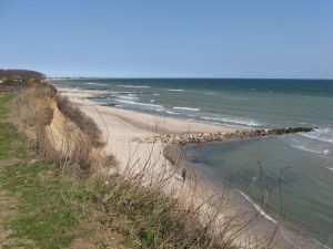 Unser täglicher Spaziergang mit unseren Hunden: Strand, Steilküste, Wald. Was will man mehr? :-)Wetter? Egal! Meistens aber gut!