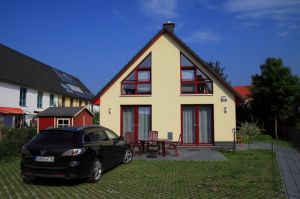 Stellplatz für 2 PKW vor dem Haus