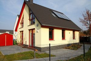 das Grundstück ist komplett eingezäunt