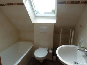 das Bad im Dachgeschoss verfügt über eine Badewanne
