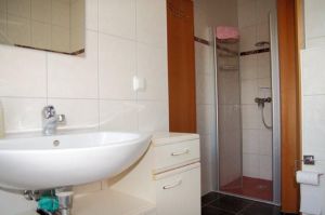 das Bad im Erdgeschoss verfügt über eine Badewanne und eine Dusche