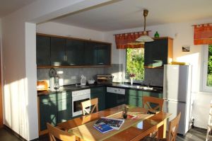 Im Erdgeschoss befindet sich ein großer offener Küchenbereich mit Einbauküche