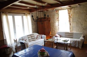 Blick in die Sofaecke - hinter dem Fotografen Fernseher und Musikanlage