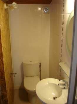 Links neben dem Waschbecken das WC, rechts dann die Dusche