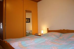 Mit Doppelbett und Einbauschrank.