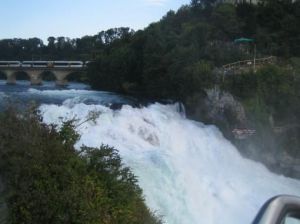 Rheinfall bei Schaffhausen Seien Sie mutig und machen Sie eine Rundfahrt mit dem Boot ganz nah zum Reihnfall, spühren Sie die gewallt des Wassers...ein unvergessliches Erlebnis.