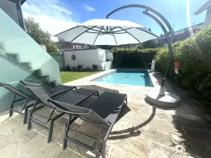 Swimming Pool im Garten