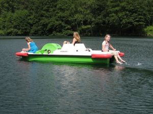 Boot fahren oder im Cafe am Maar, hier finden Sie Ruhe und Erholung.