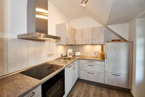 Fewo 2, Küche In unseren Küchen finden Sie alles was Sie brauchen: Backofen, Toaster, Ceranfeld, Kühlschrank mit Gefrierfach, Eierkocher, Waffeleisen und vieles mehr.