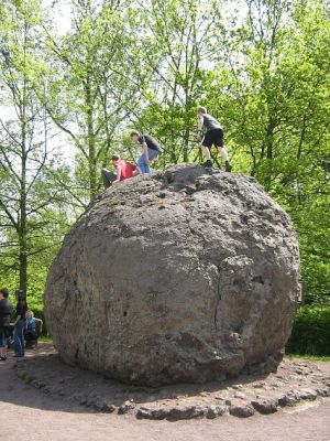 Lavabombe-Strohn In der Vulkaneifel finden Sie viel Lavagestein, so auch die "Bombe" in Strohn. Dort gibt es auch das Vulkanhaus, ein Museum der besonderen Klasse.