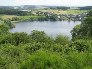 Maar-Schalkenmehren Für ältere Menschen ist das Maar gut zu erkunden, da ein schöner Weg um den See verläuft.