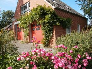 Der Garten ist rundum das Haus. Hinten mit einer überdachten Veranda.